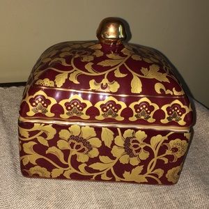 Decorative accent jar with lid